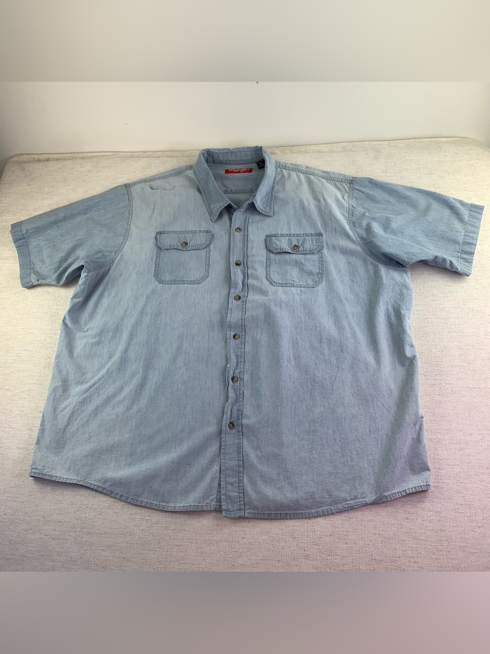 Wrangler men's Light Blue Short-Sleeve Denim Button-Down Shirt flap pockets